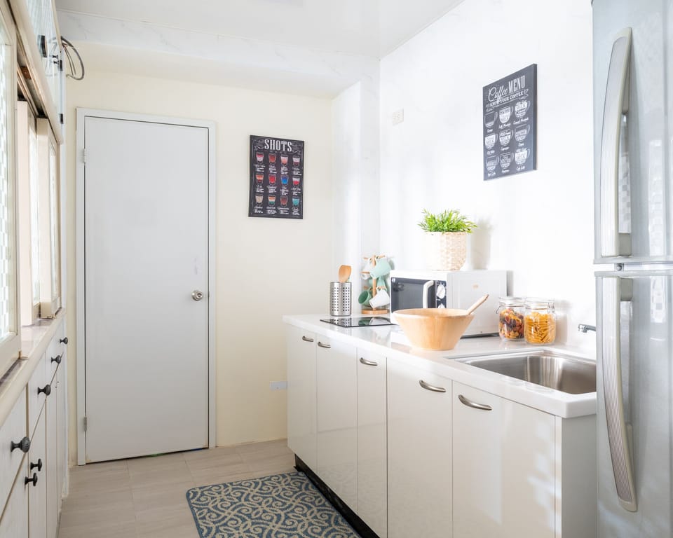 Kitchen with basic cooking amenities
廚房配有基本烹飪設備