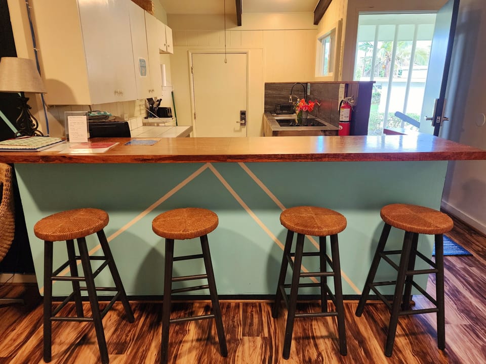 Basic Room | Shared kitchen | Mini-fridge, microwave, stovetop, coffee/tea maker