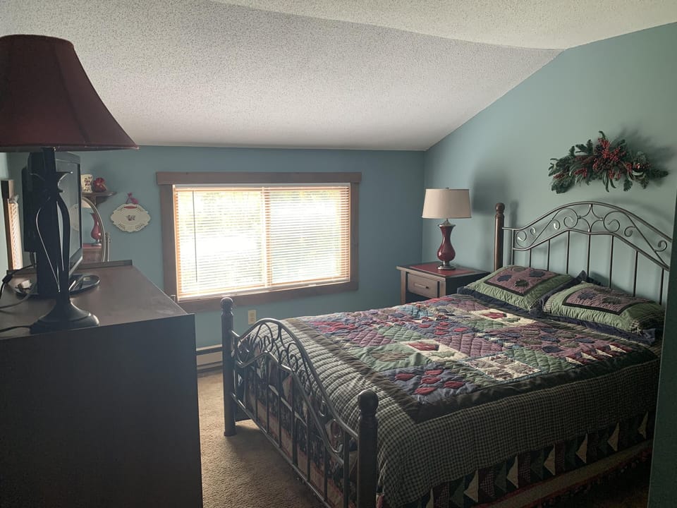 Upstairs master - queen bed