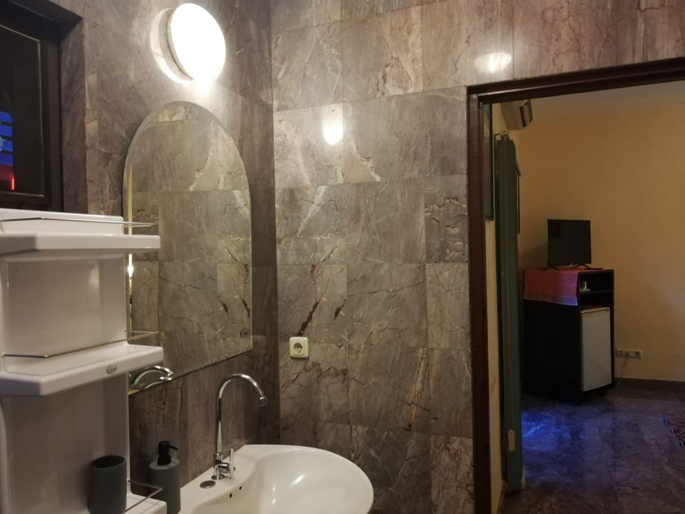 Classic Single Room | Bathroom sink