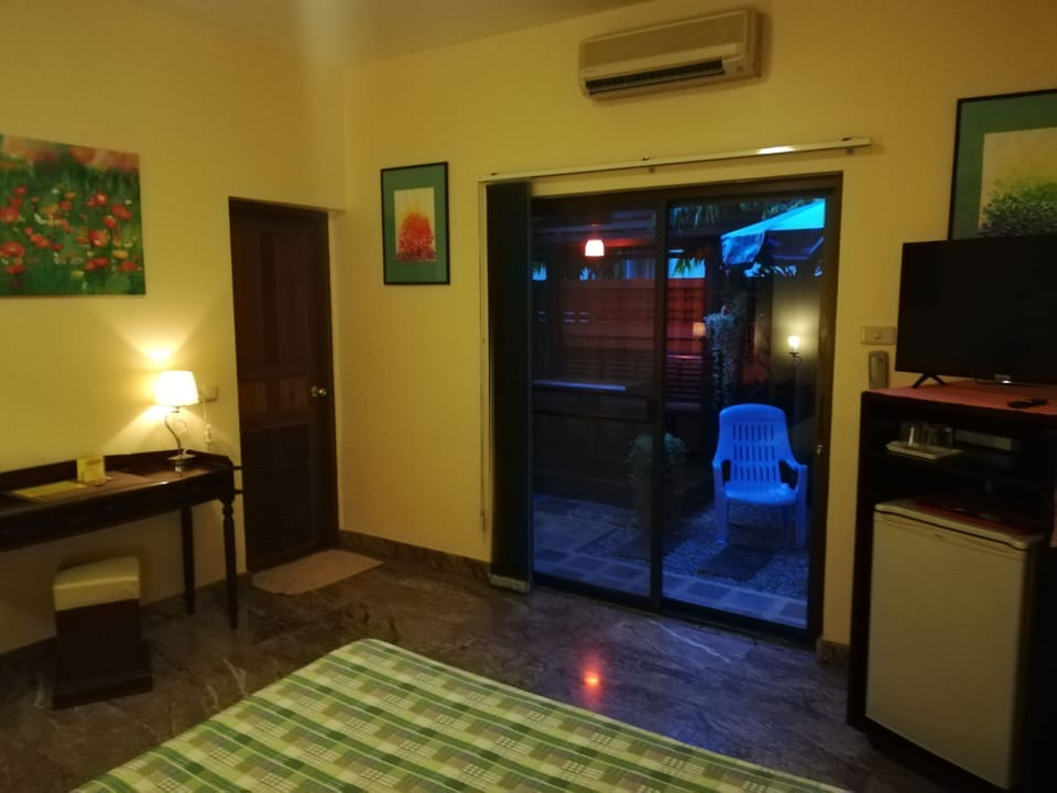 Classic Single Room | In-room safe, individually furnished, desk, laptop workspace