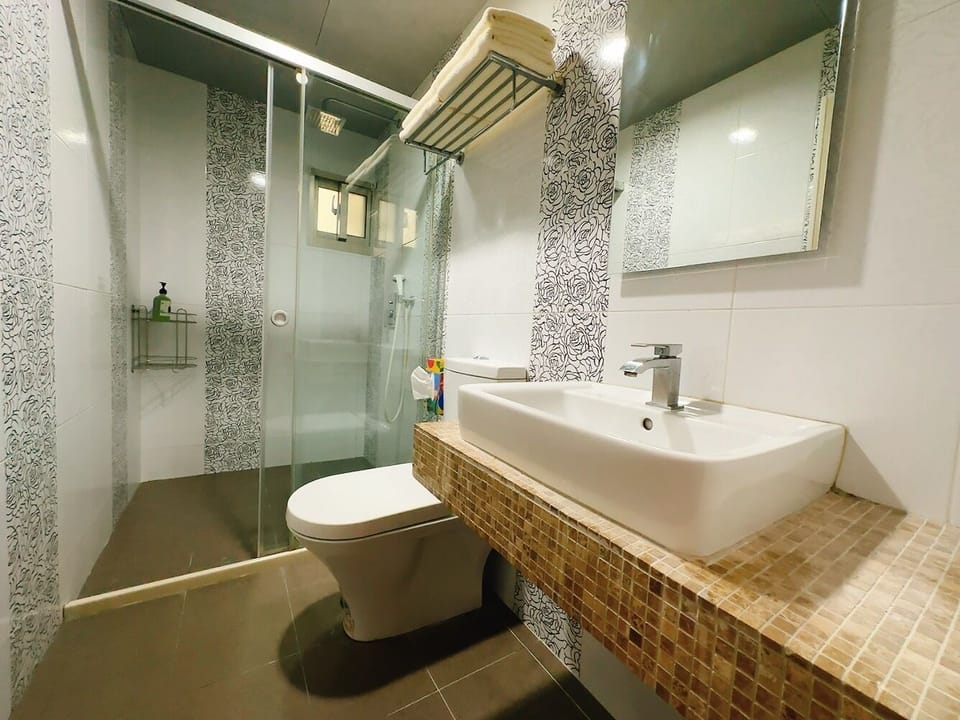 Quadruple Room | Bathroom | Free toiletries, hair dryer, slippers, towels