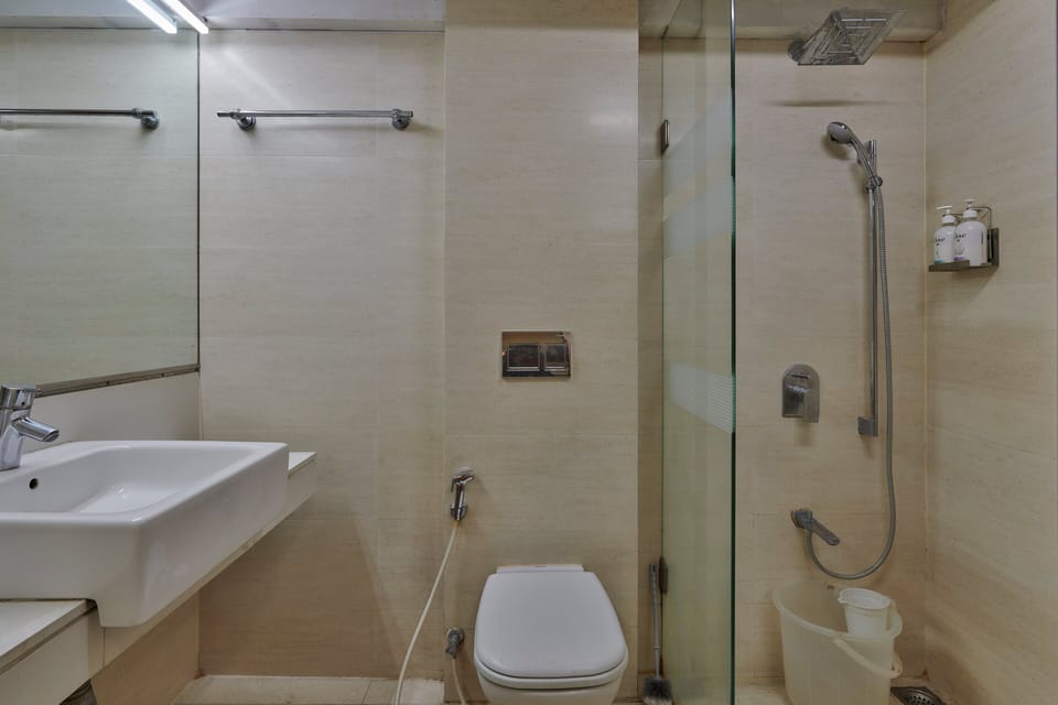 Combined shower/tub, rainfall showerhead, free toiletries, towels