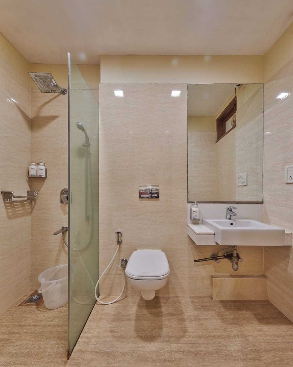 Combined shower/tub, rainfall showerhead, free toiletries, towels