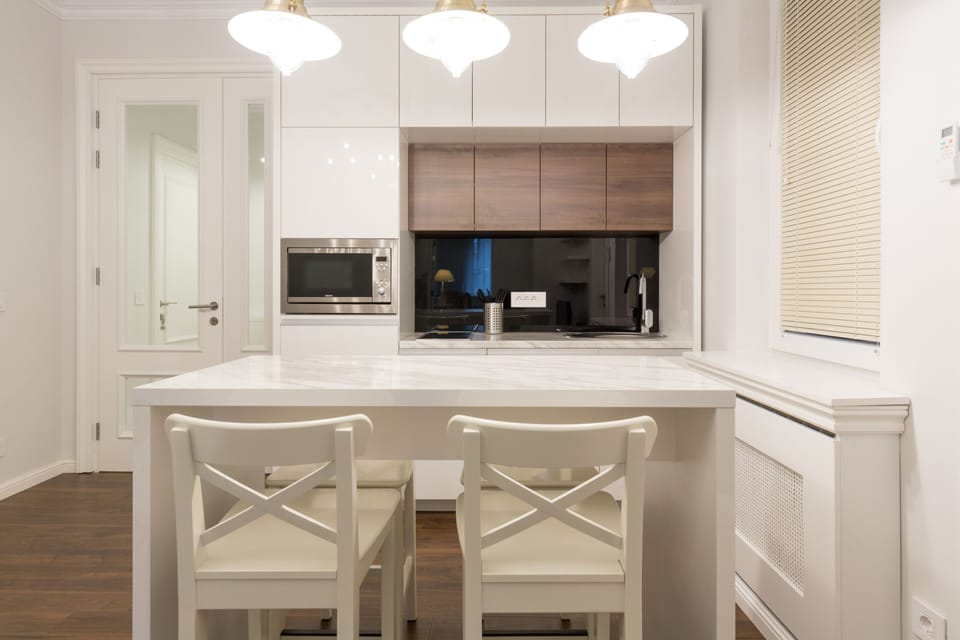 Deluxe Apartment | Private kitchen | Fridge, microwave, oven, stovetop