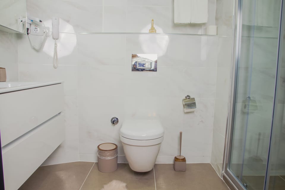 King Suite | Bathroom | Shower, hair dryer, slippers, towels