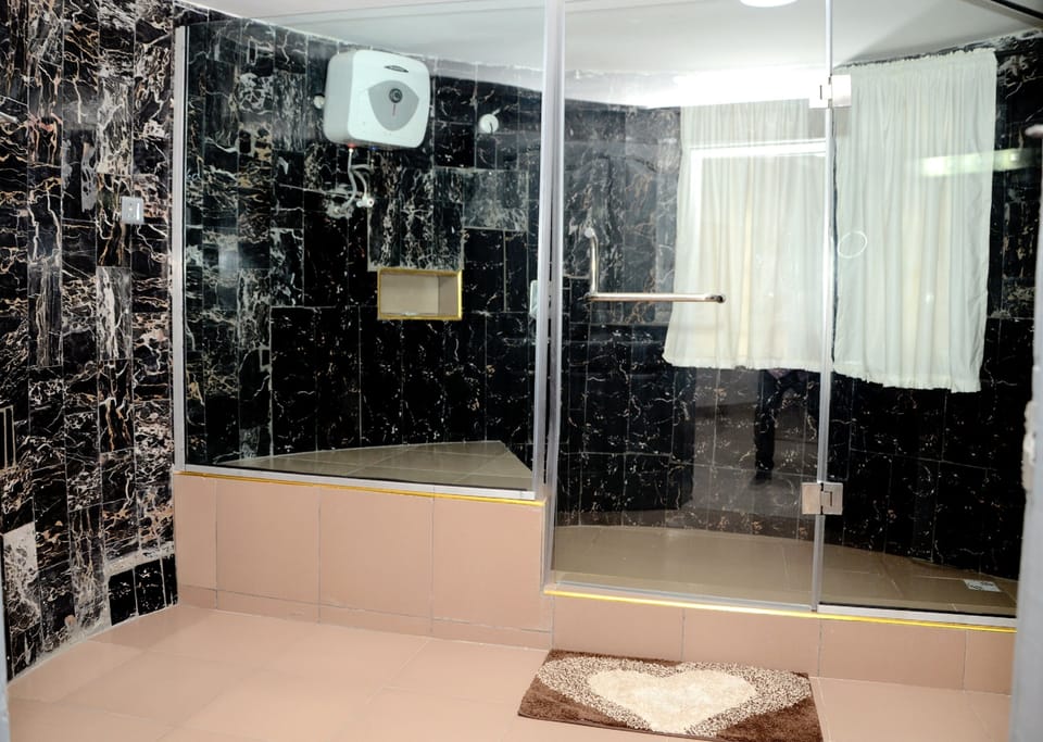 Executive Room | Bathroom | Shower, towels, toilet paper