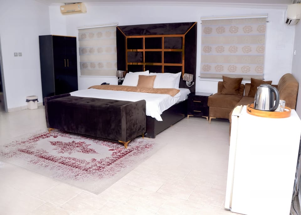 Executive Room | Bathroom | Shower, towels, toilet paper