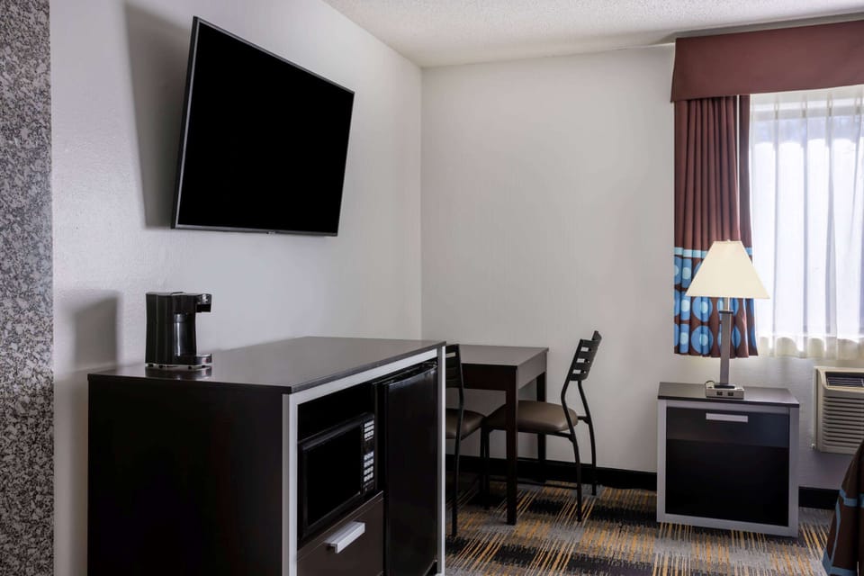 Suite, 1 King Bed, Non Smoking | Desk, iron/ironing board, cribs (free), rollaway beds (surcharge)