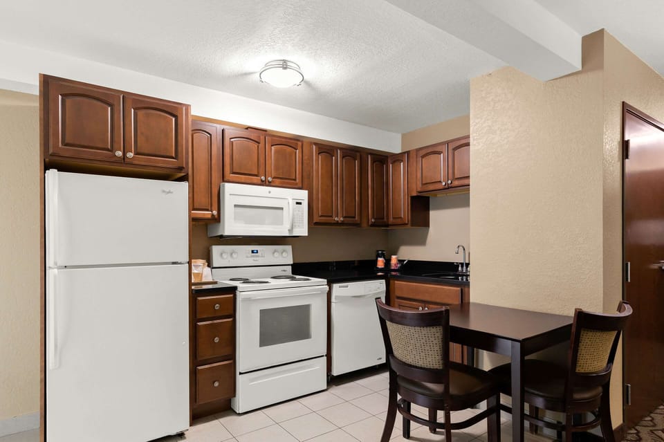 Suite, 1 King Bed, Accessible, Non Smoking | Down comforters, desk, blackout drapes, soundproofing