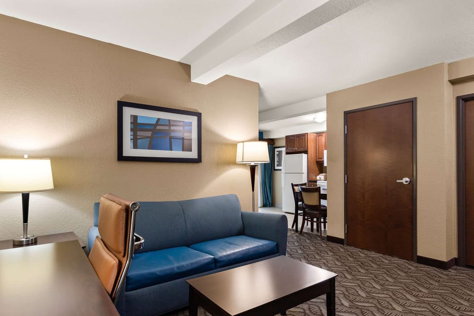 Suite, 1 King Bed, Accessible, Non Smoking | Down comforters, desk, blackout drapes, soundproofing
