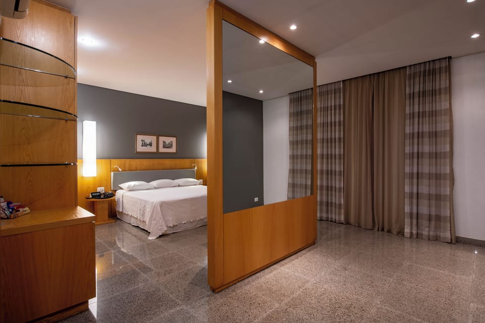 Suite Master | In-room safe, desk, blackout drapes, free cribs/infant beds
