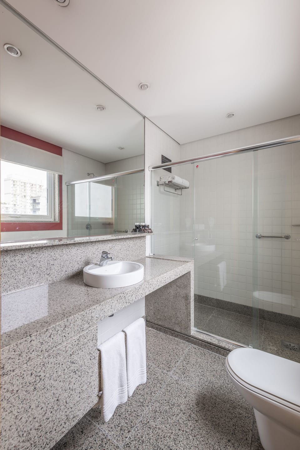 Suite Master | Bathroom | Combined shower/tub, hair dryer, towels