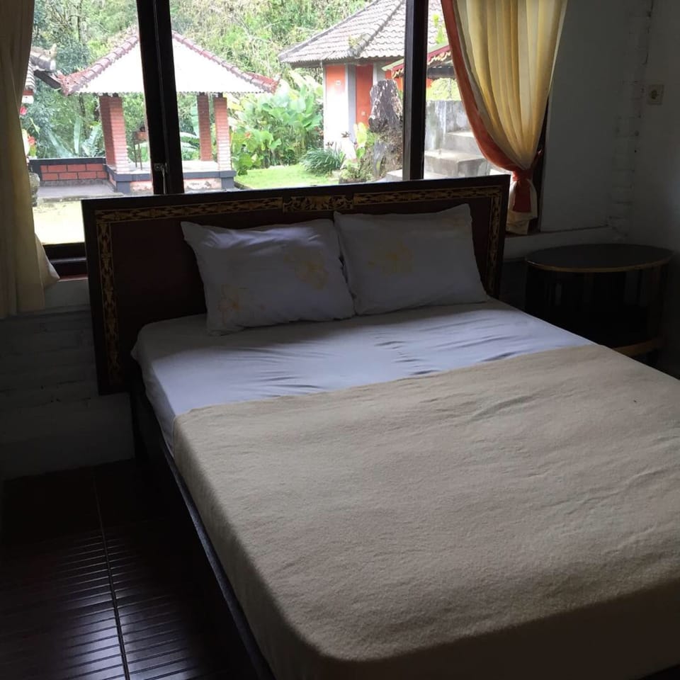 Desk, bed sheets