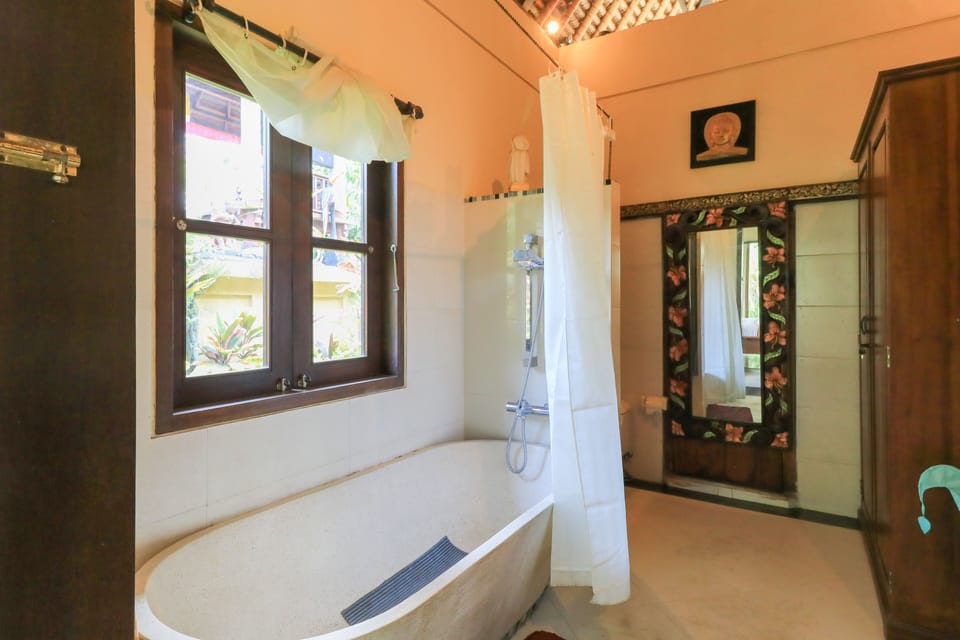 Deluxe Room | Bathroom | Separate tub and shower, towels