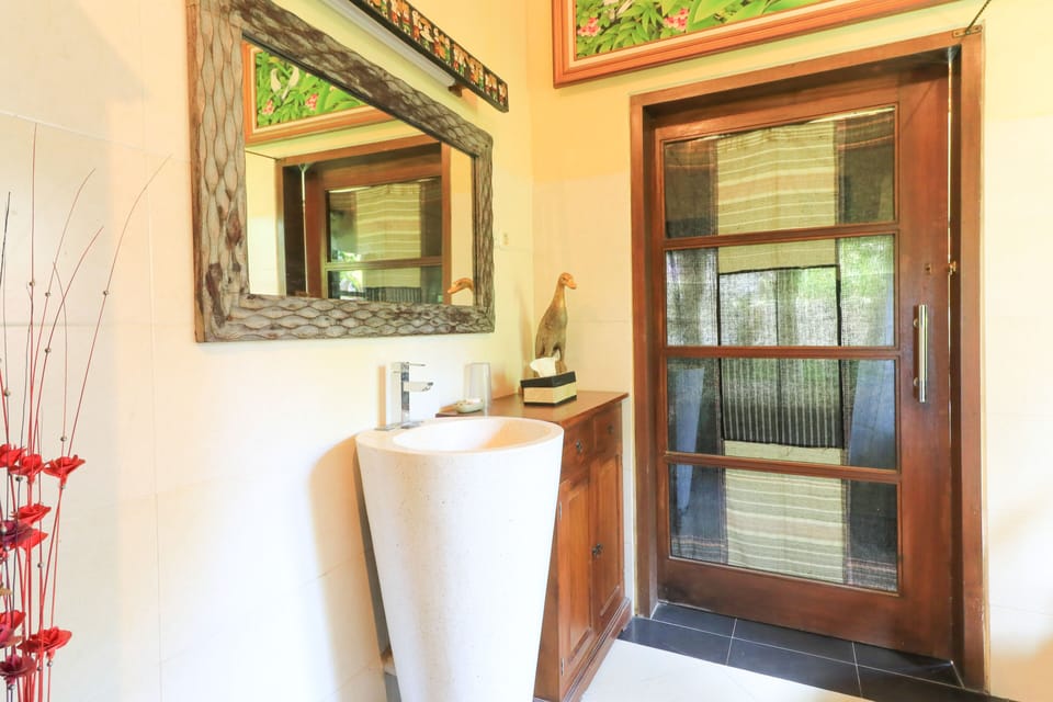 Deluxe Room | Bathroom | Separate tub and shower, towels