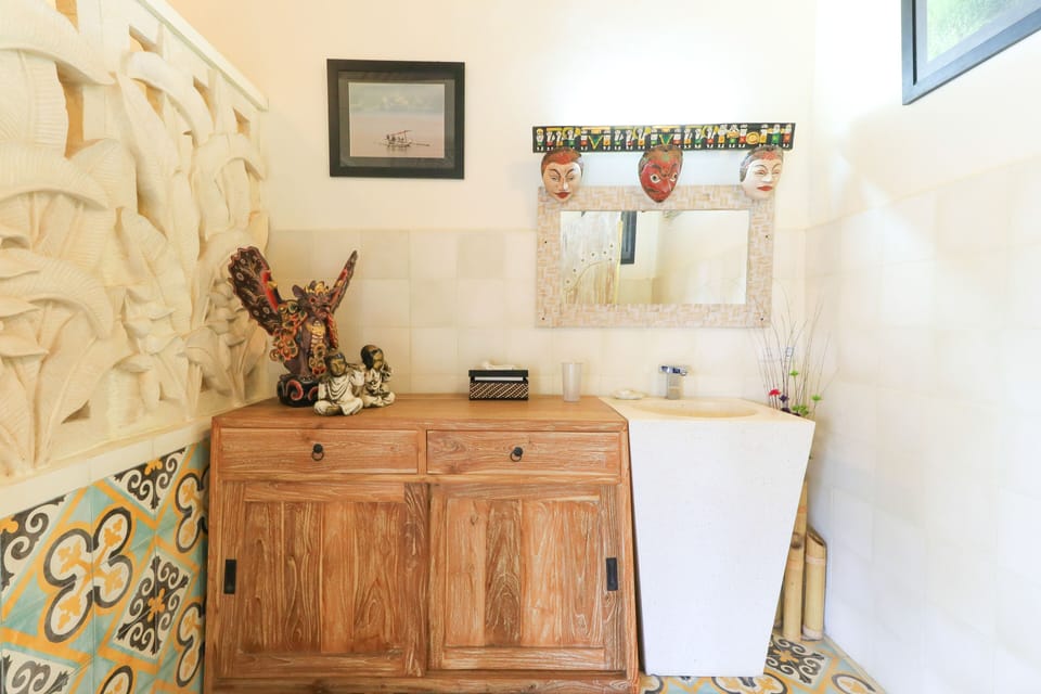Suite | Bathroom | Separate tub and shower, towels