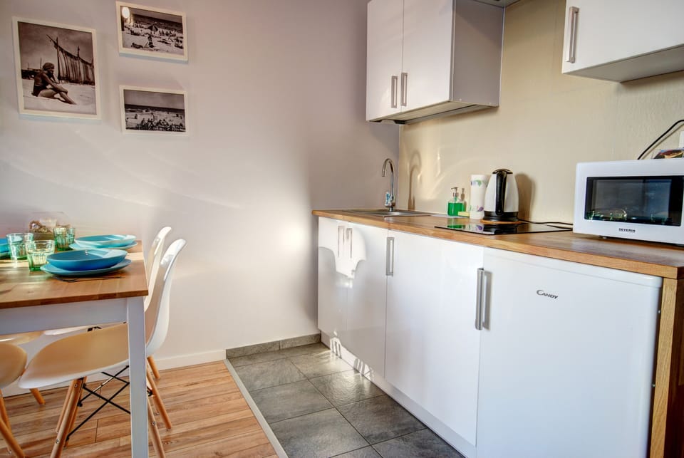 Apartment, 1 Bedroom | Private kitchenette | Fridge, microwave, stovetop, electric kettle