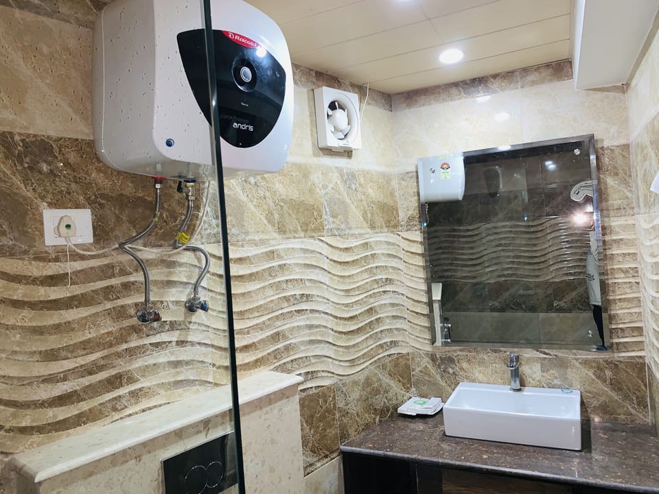 Deluxe Room | Bathroom | Shower, free toiletries, towels, soap
