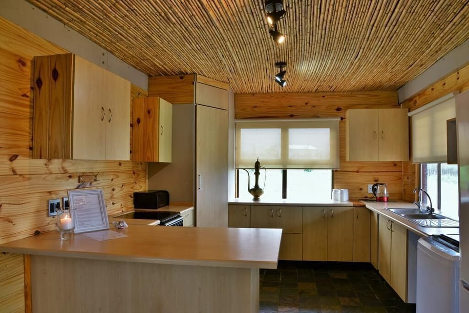 Cottage | Private kitchen | Full-size fridge, microwave, oven, stovetop