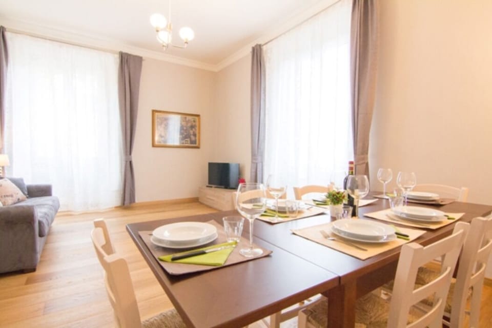 Superior Apartment, 3 Bedrooms | In-room dining