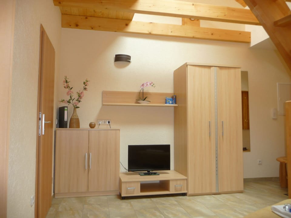 Studio, Private Bathroom, Garden View | Interior