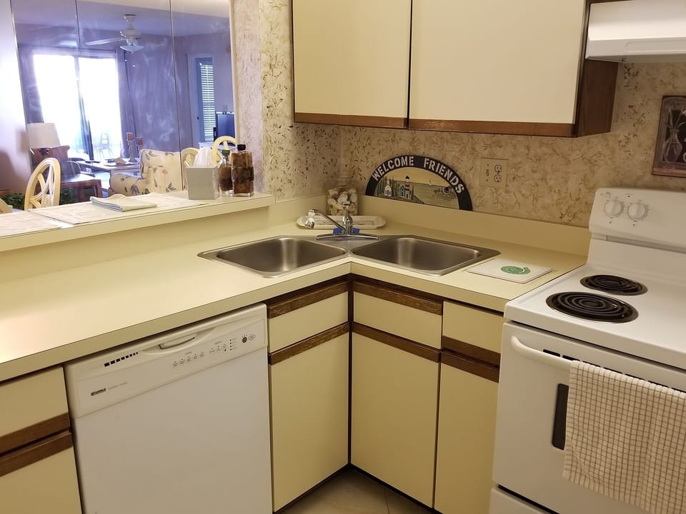 Fridge, microwave, stovetop, dishwasher