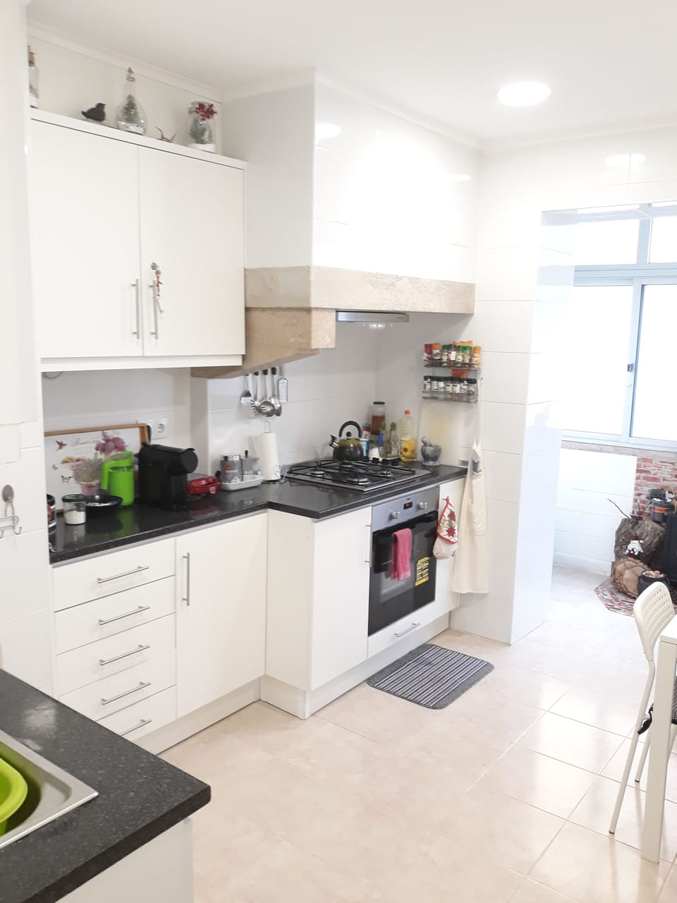 Twin Room, Non Smoking, Shared Bathroom (Dourado) | Shared kitchen | Stovetop, electric kettle, cookware/dishes/utensils