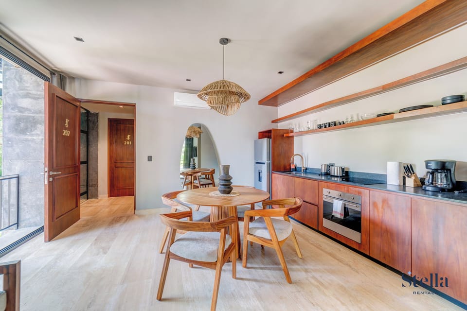 Studio, 1 King Bed | In-room dining