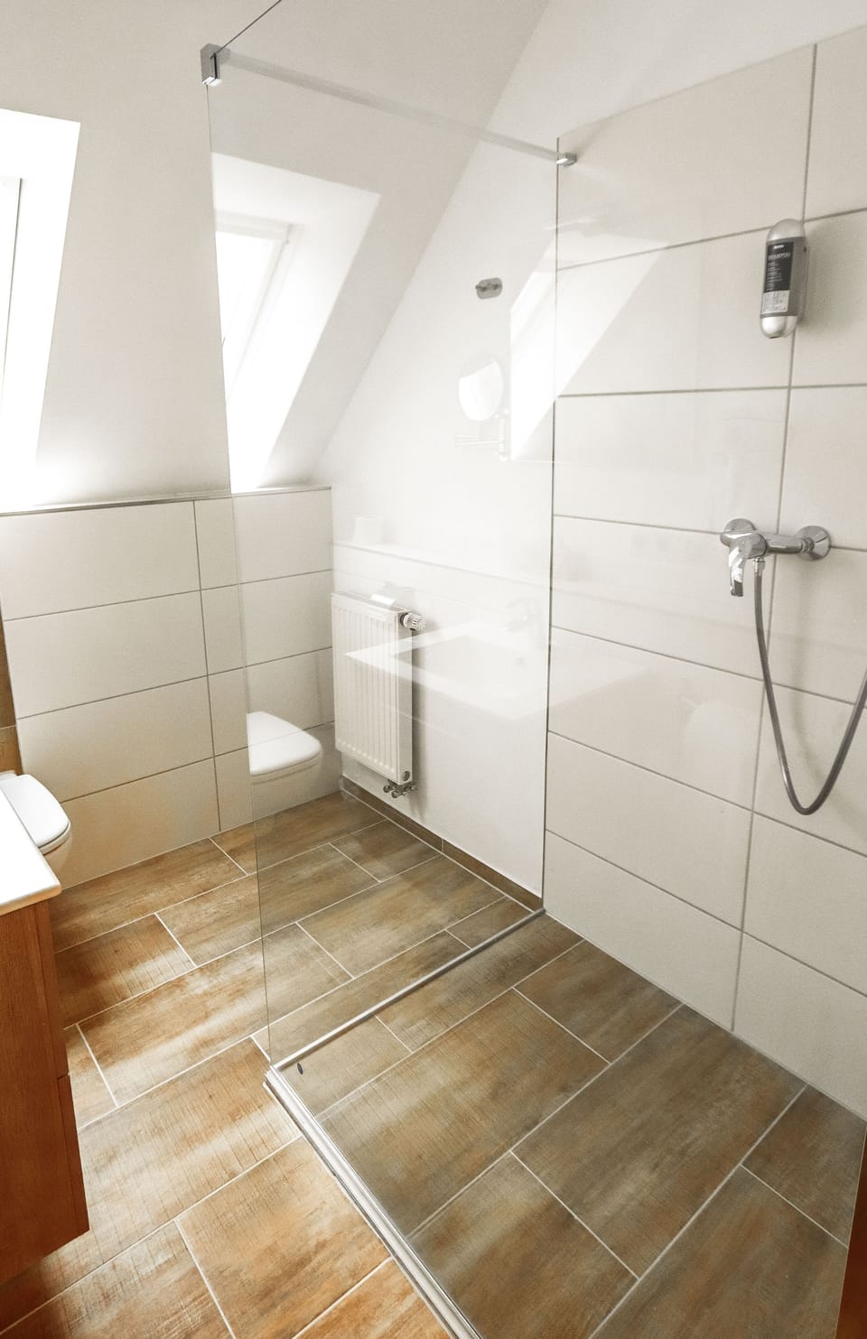 Classic Double Room | Bathroom | Hair dryer, towels, soap, shampoo