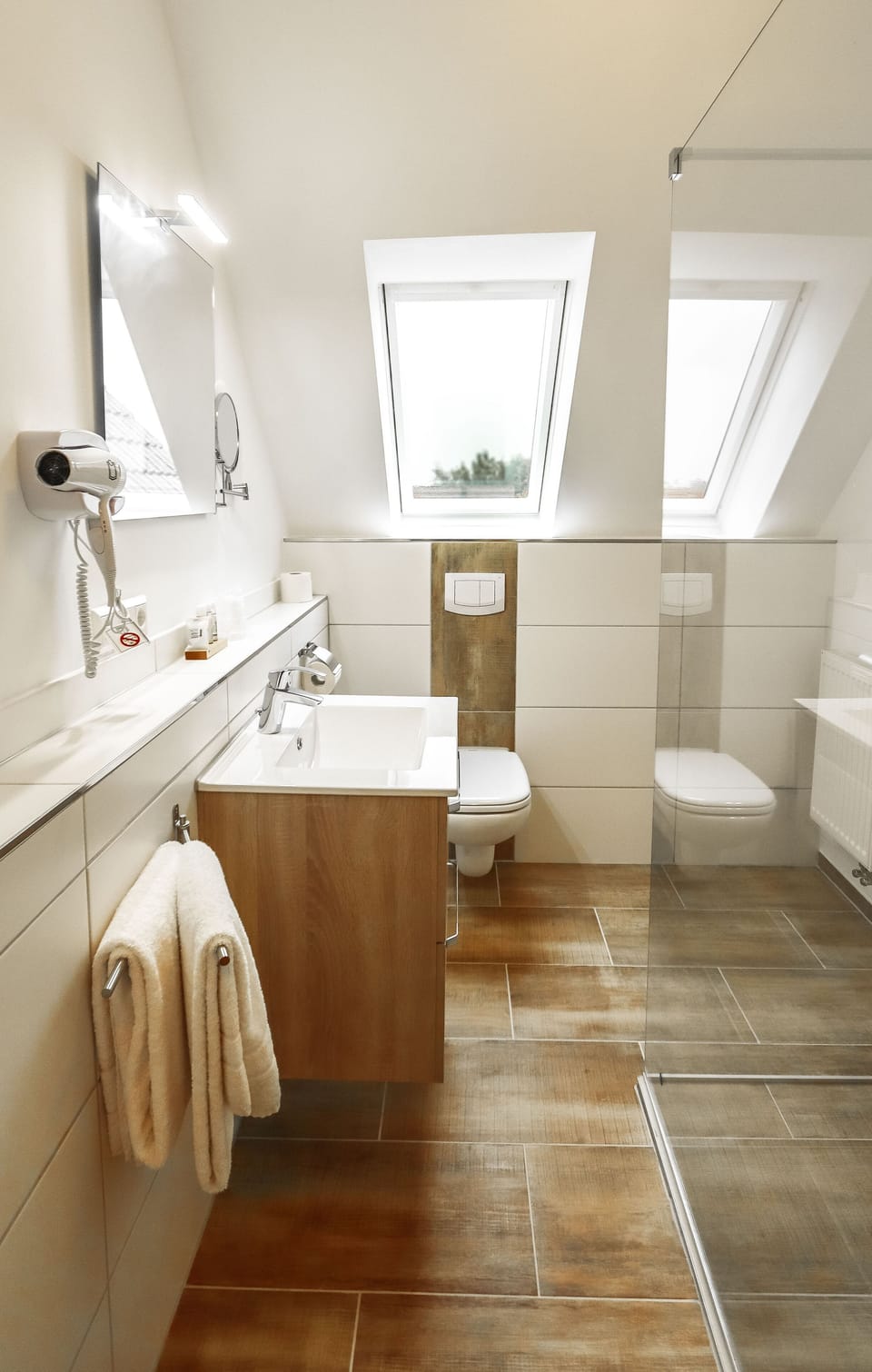 Classic Double Room | Bathroom | Hair dryer, towels, soap, shampoo