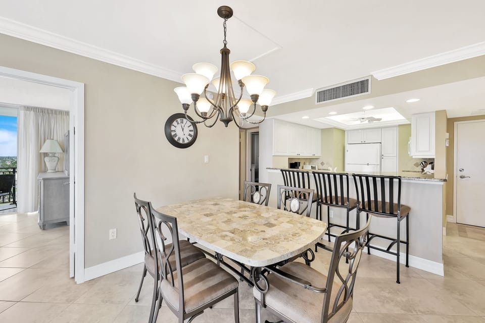 Dining Area - 5 Person Seating