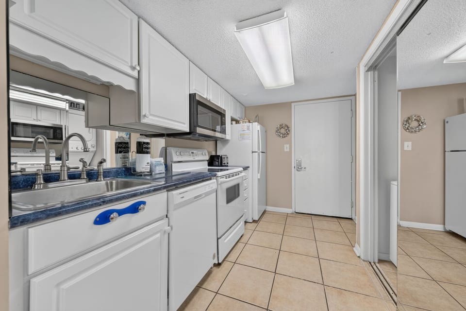 Gulf Shores Surf & Racquet 304C Kitchen