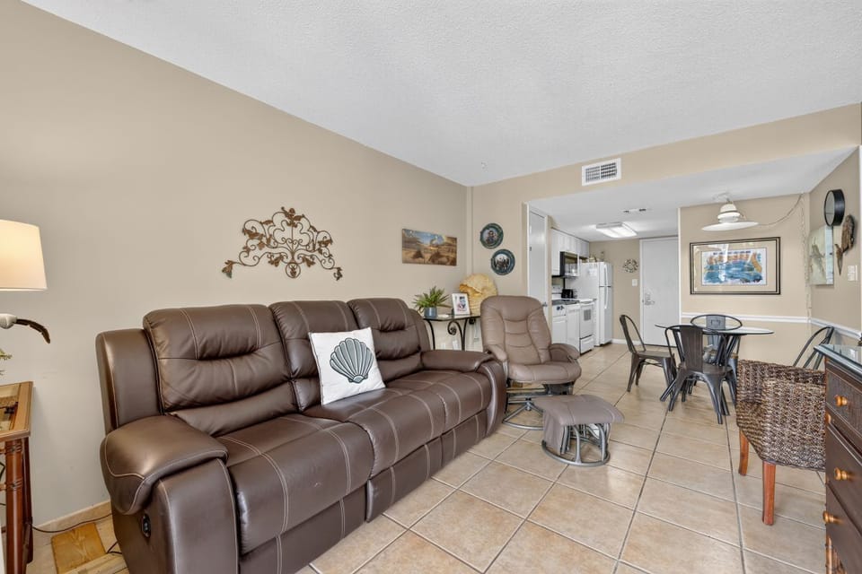 Gulf Shores Surf & Racquet 304C Living Room