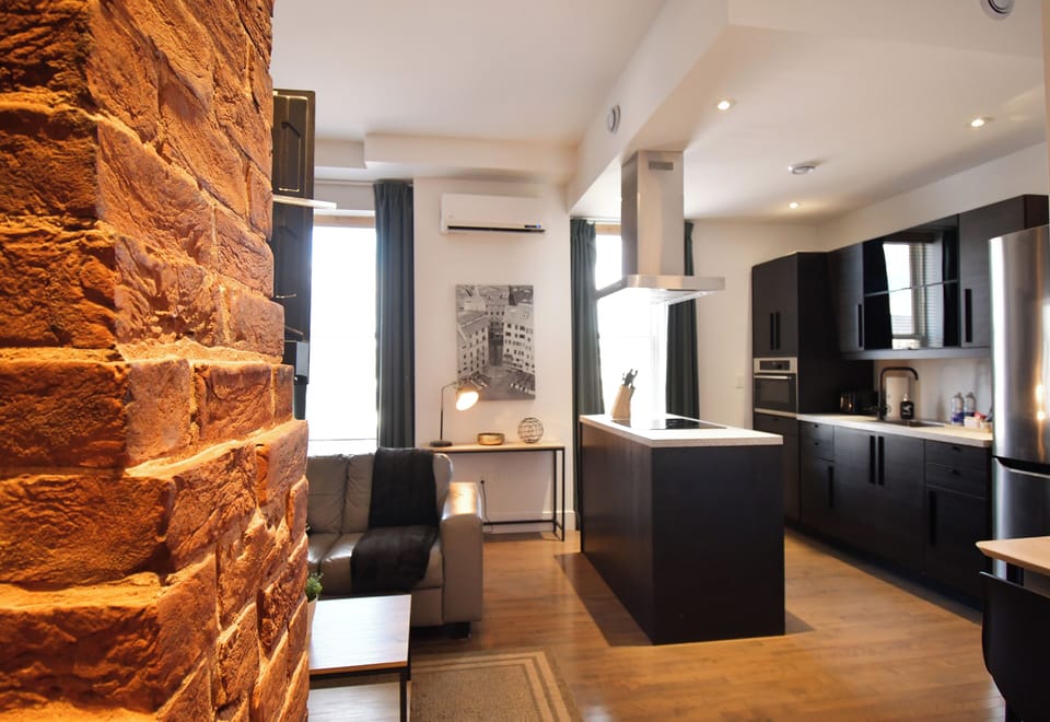 Signature Studio Suite, 1 Queen Bed, Kitchen | Free WiFi, bed sheets
