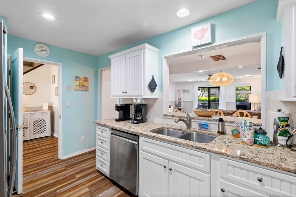 Fully stocked kitchen with washer/dryer, dishwasher and microwave