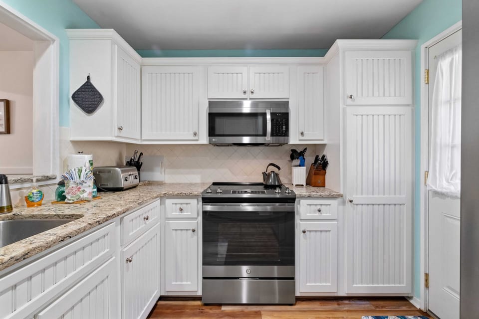 Fully stocked kitchen with washer/dryer, dishwasher and microwave