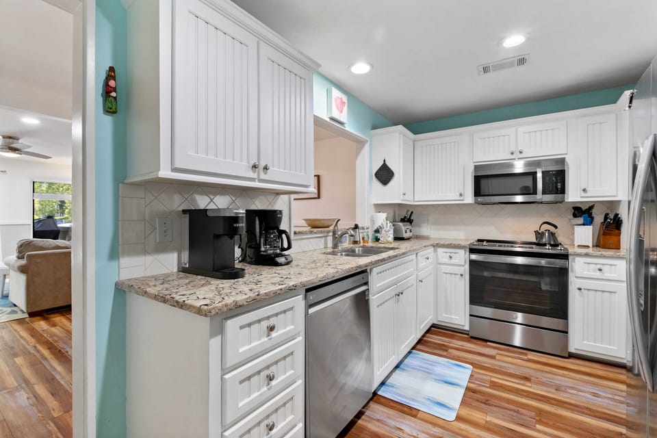 Fully stocked kitchen with washer/dryer, dishwasher and microwave