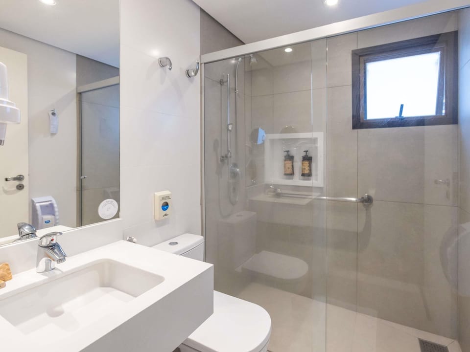 Standard Room, 1 Double Bed | Premium bedding, minibar, in-room safe, desk