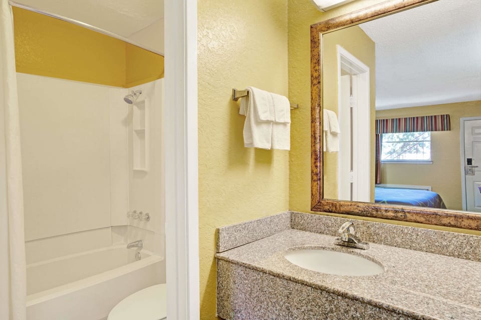 Combined shower/tub, free toiletries, hair dryer, towels