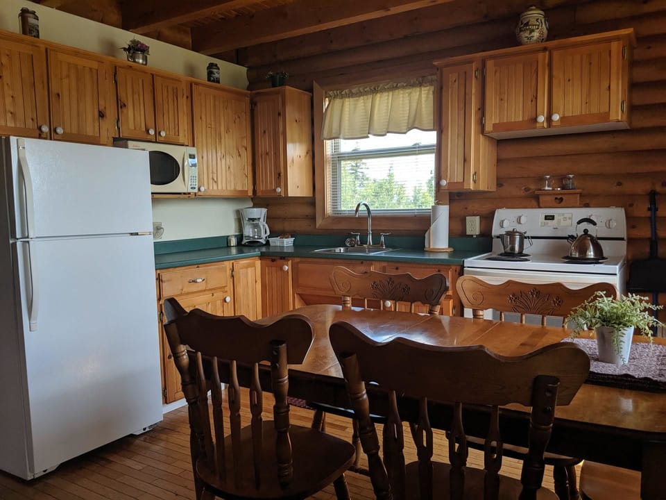 Standard Chalet, 3 Bedrooms, Kitchen, Mountain View | Private kitchen | Fridge, microwave, coffee/tea maker, toaster