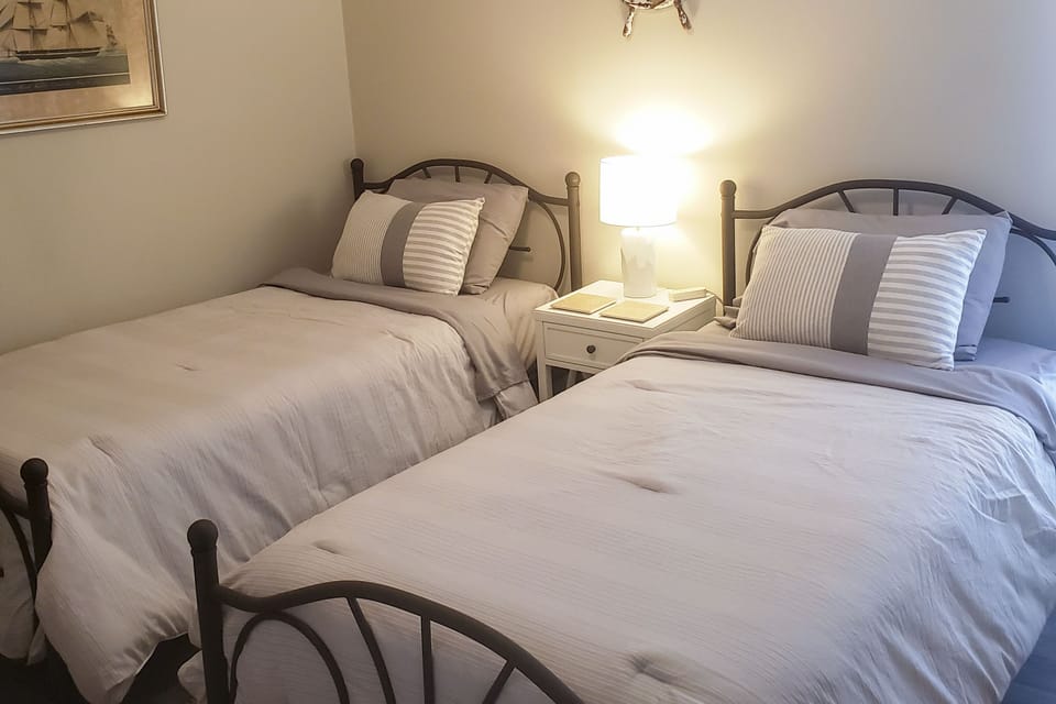 Bedroom 2 | 2 Twin Beds