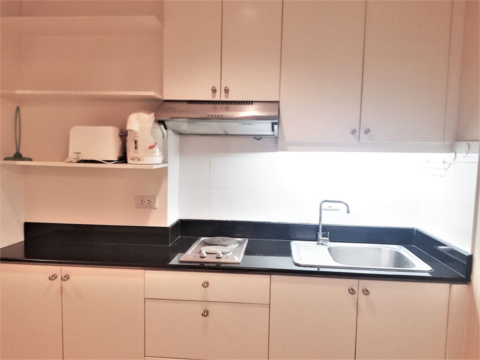 Studio | Private kitchen | Fridge, microwave, stovetop, electric kettle