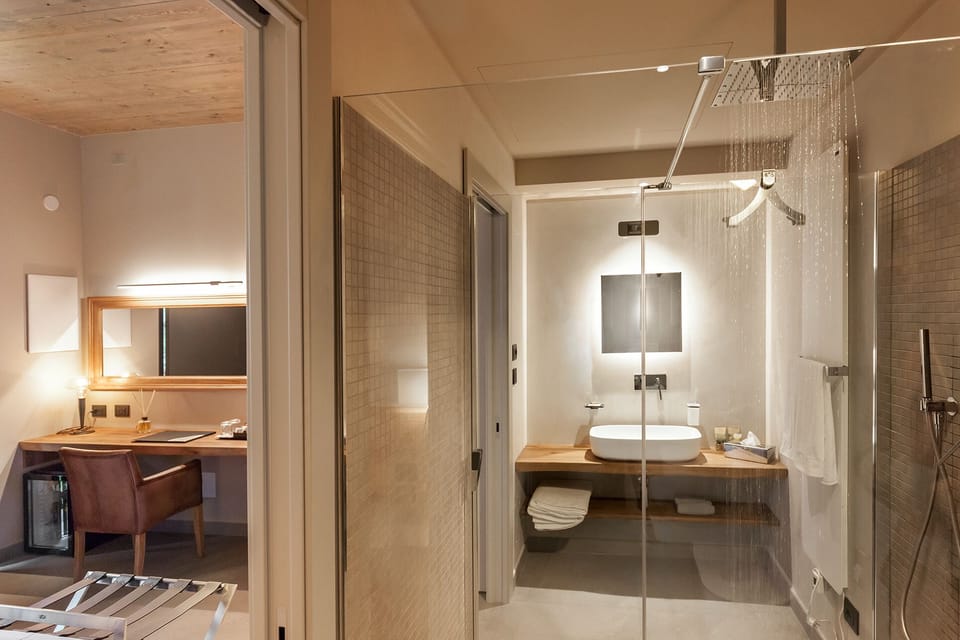 Comfort Double Room, Ground Floor | Bathroom | Shower, rainfall showerhead, hair dryer, bidet