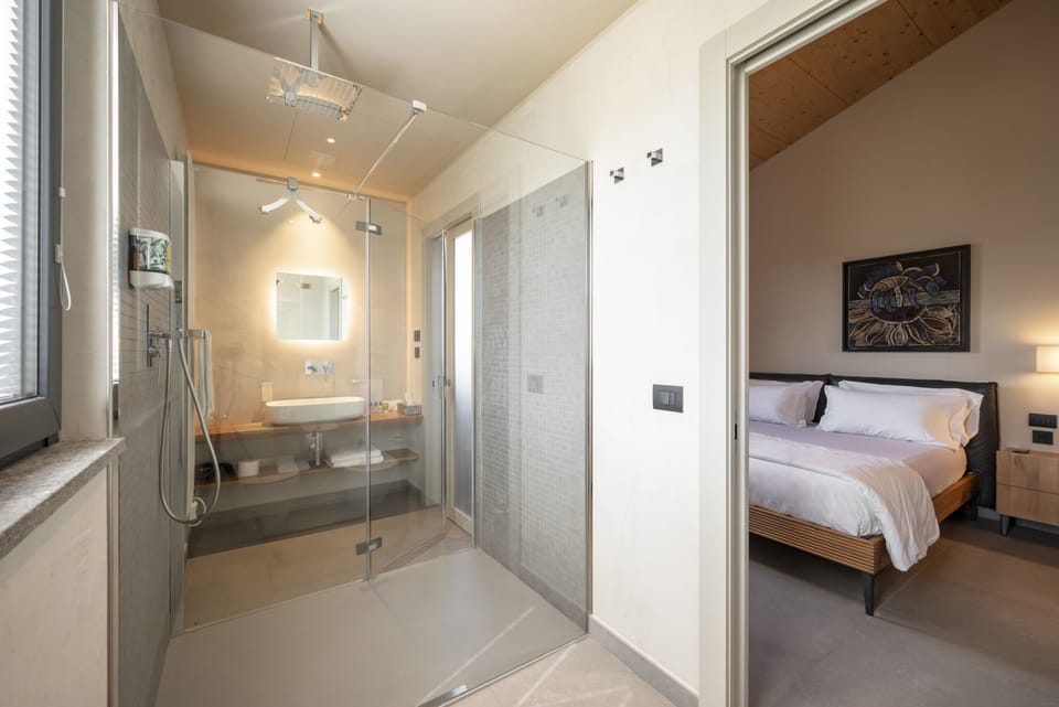 Superior Double Room, Terrace | Bathroom | Shower, rainfall showerhead, hair dryer, bidet