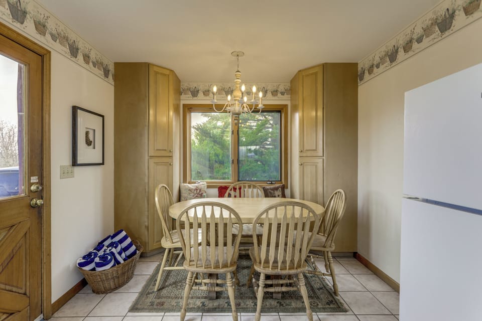 Breakfast Nook | 1st Floor