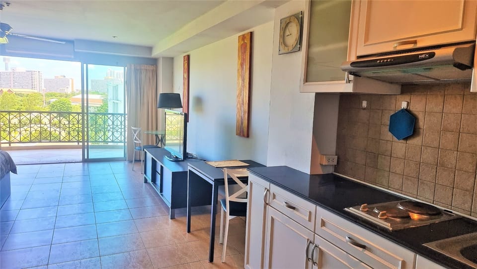 Studio | Private kitchen | Fridge, microwave, stovetop, electric kettle