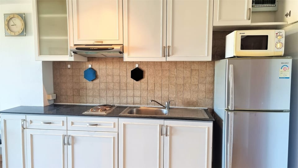 Studio | Private kitchen | Fridge, microwave, stovetop, electric kettle