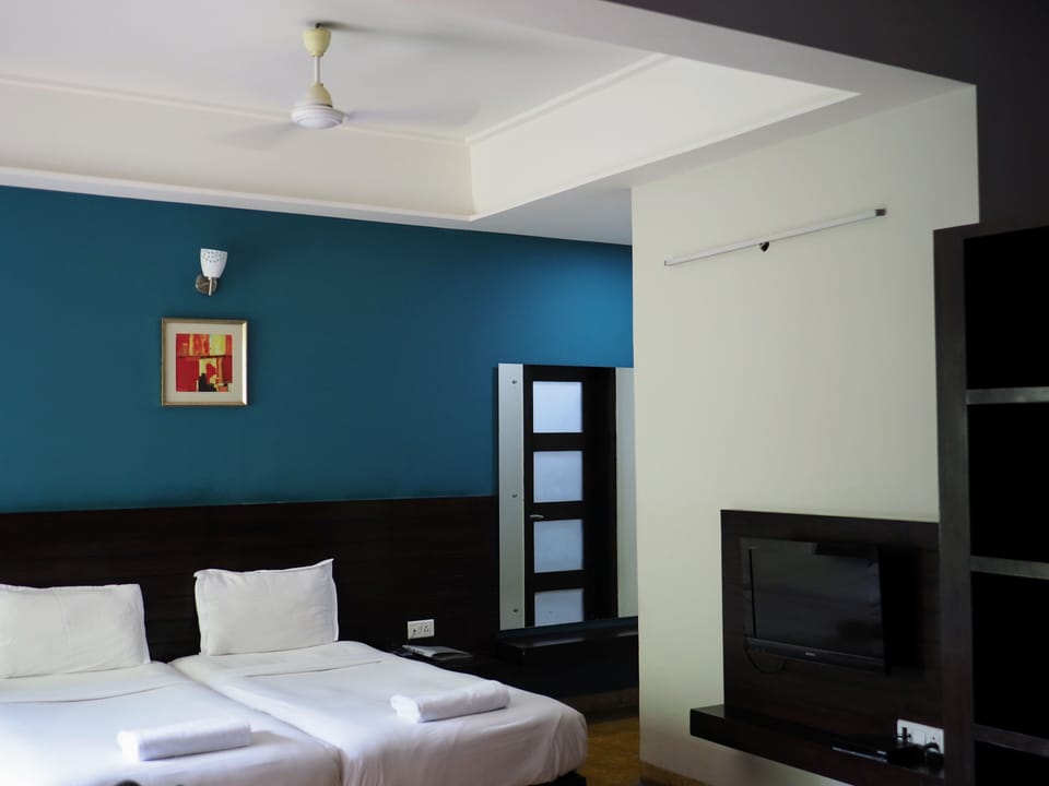 Executive Twin Room | Individually decorated, individually furnished, desk, laptop workspace