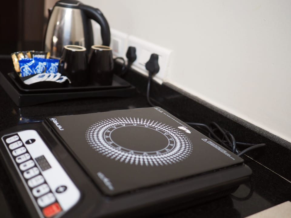Suite Queen Room | Private kitchen | Cookware/dishes/utensils